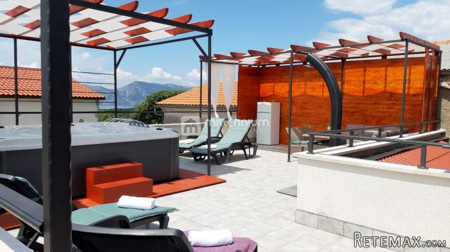 Otok Krk, Pinezići, kamena kuća u nizu, prekrasna terasa - 3