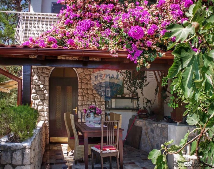 MALI LOŠINJ - kuća sa 6 apartmana na atraktivnoj lokaciji