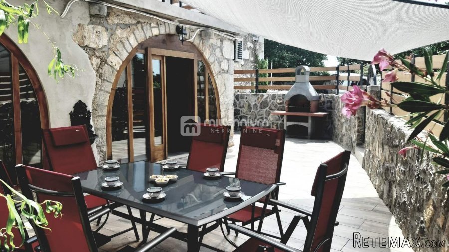 Otok Krk, Pinezići, kamena kuća u nizu, prekrasna terasa - 7