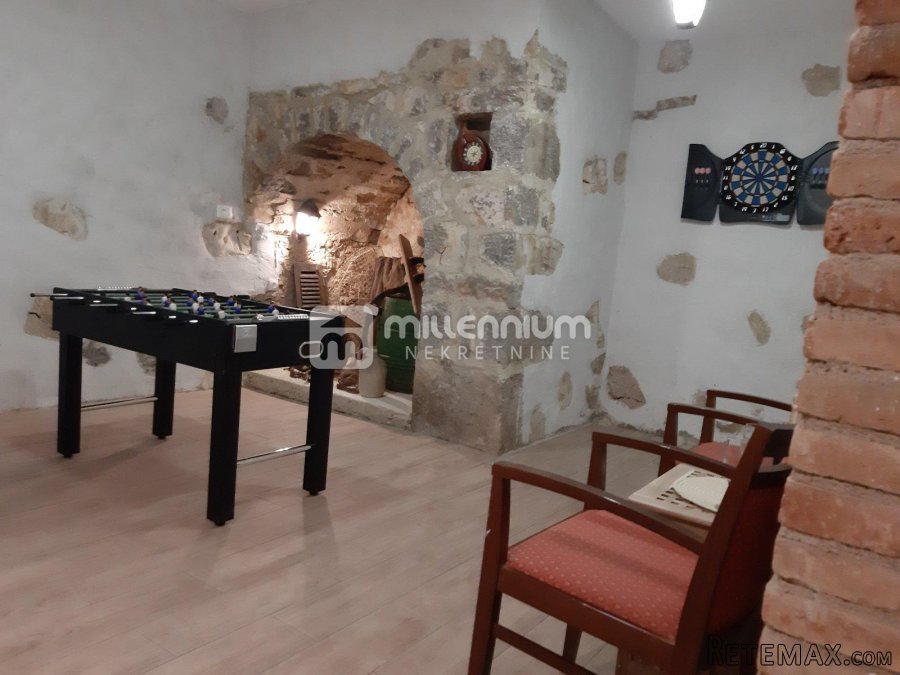 Otok Krk, Pinezići, kamena kuća u nizu, prekrasna terasa - 9