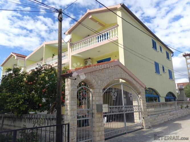 VODICE PREKRASNA KUĆA SA 9 APARTMANA 100 METARA OD MORA