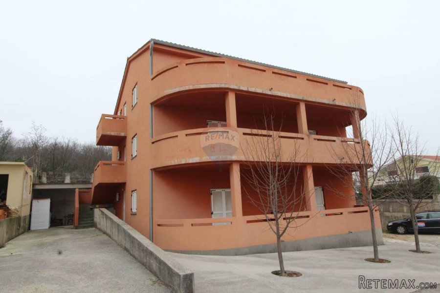 Samostojeća kuća sa pet apartmana - 2
