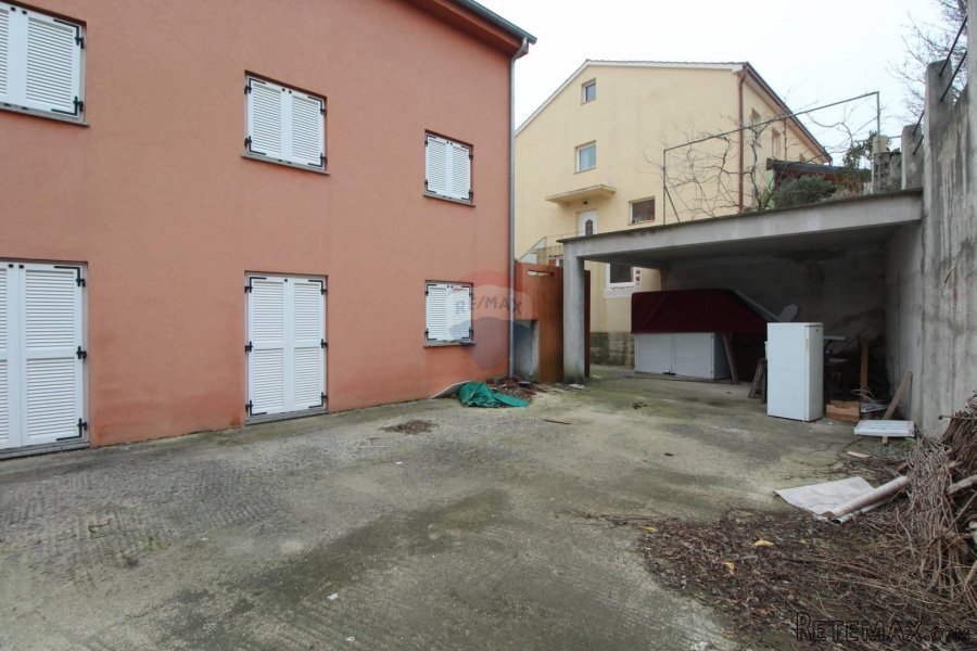 Samostojeća kuća sa pet apartmana - 4