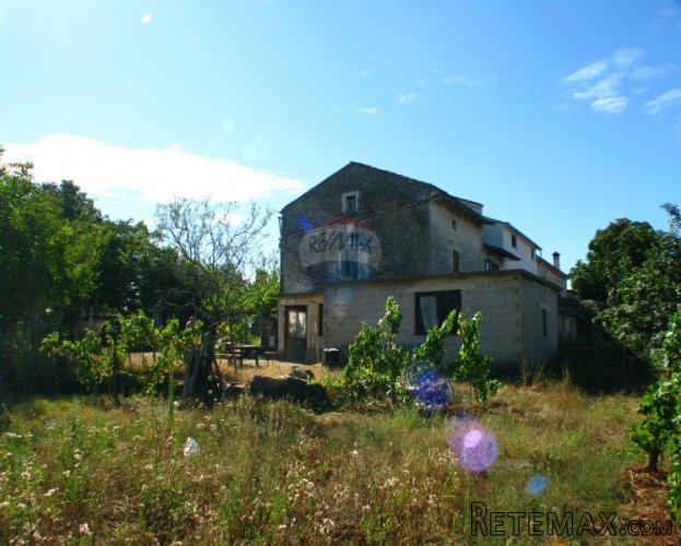 SVETI LOVREČ, KAMENA KUĆA ZA ADAPTACIJU I 13000 M2 ZEMLJIŠTA - 3
