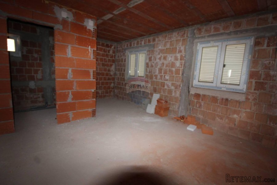 Samostojeća kuća sa pet apartmana - 8