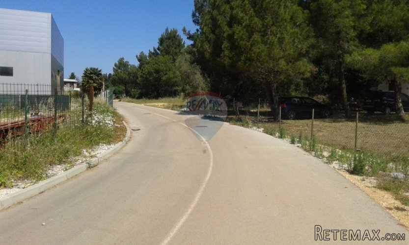 Sniženje! Novigrad, građevinsko zemljište u poduzetničkoj...