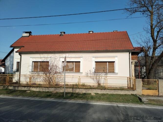 Prostrana kuća s velikim dvorištem i zemljištem - Sv.Ivan Ža