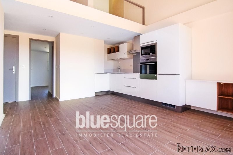 Fully refurbished apartment in private..