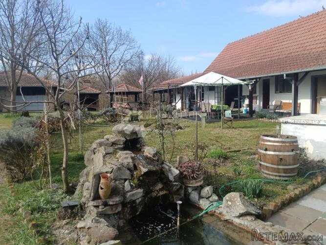 Seoska oaza mira – kuća, jezero, šuma i oranica
