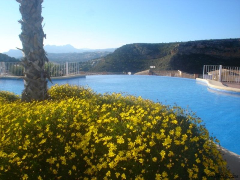 Well presented 2 bedroom apartment with..