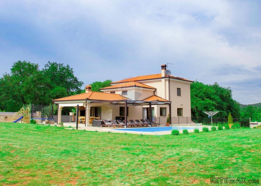 Istra, Rovinj - prekrasna villa s velikom okućnicom