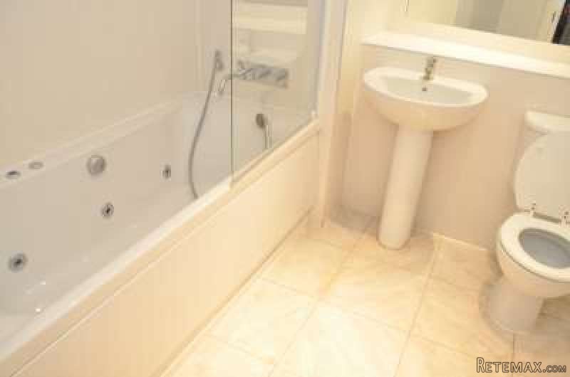 Twin with 2 single bed near Canary..
