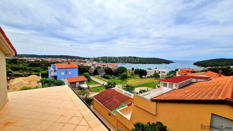 Ekskluzivno: kuća s 5 stanova - 250 m od mora - 2000€m2 - 2