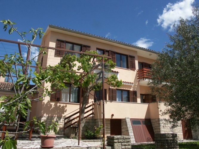 Pula, samostojeća kuća sa građevinskim zemljištem 200m2