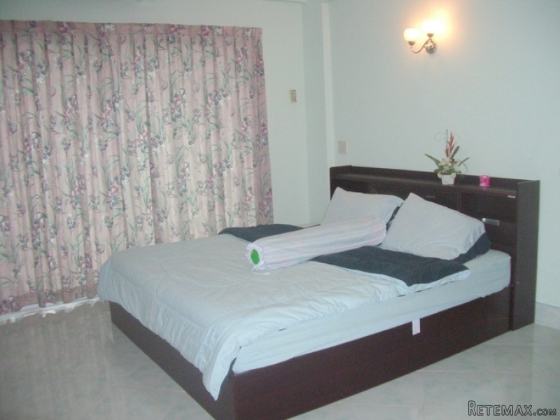 Large 1 bedroom, 2 living-room condo at..