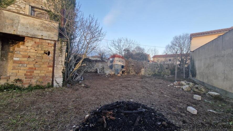 Istra, Svetvinčenat okolica – krajnja kamena kuća u nizu 166 - 3