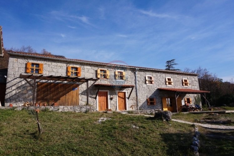 POSEBNA RUSTIKALNA KUĆA ZA ODMOR NA VELIKOJ PARCELI