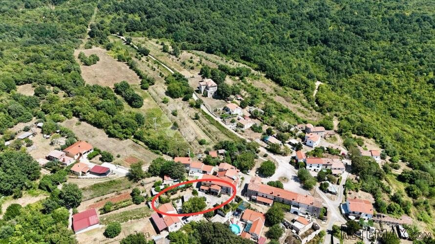 KUĆA U NIZU NA SELU, SA GARAŽOM I VRTOM - 2