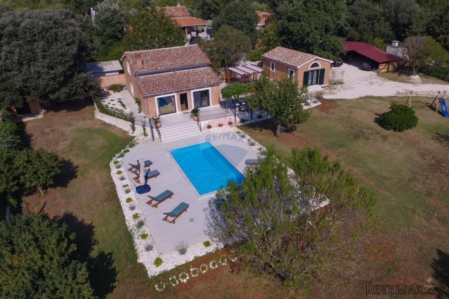 ROVINJ: Krasna vila s bazenom na velikom terenu - 2