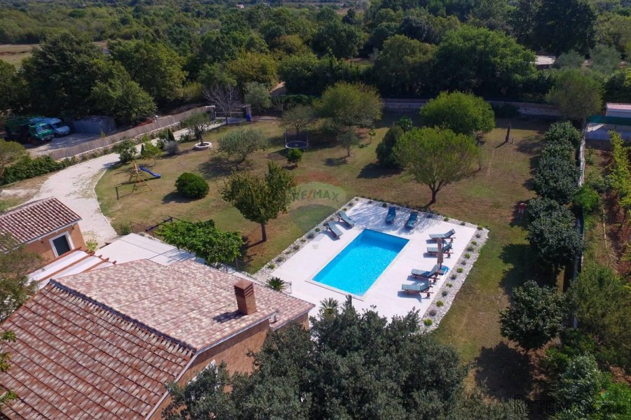 ROVINJ: Krasna vila s bazenom na velikom terenu - 3
