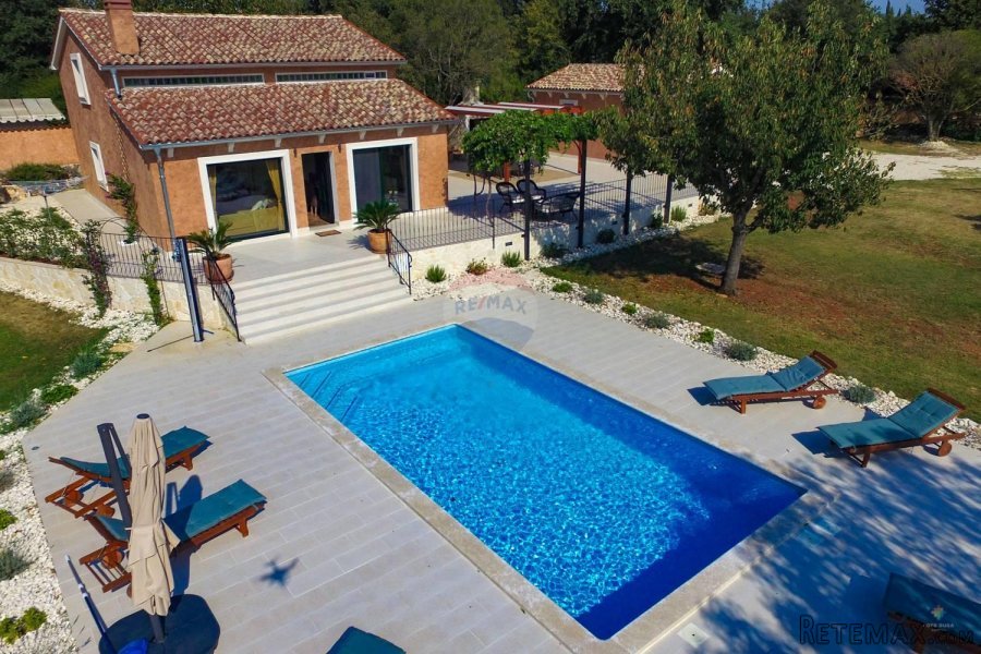 ROVINJ: Krasna vila s bazenom na velikom terenu - 4