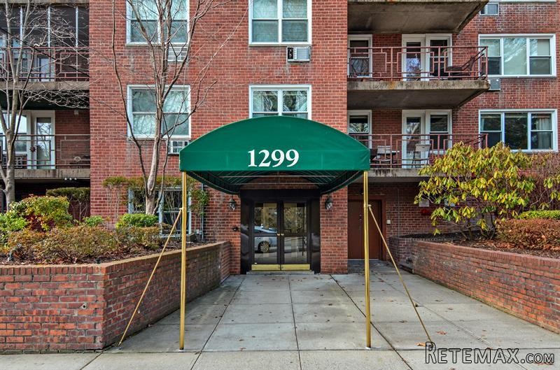 2 bedroom Commercial Property For Sale:..