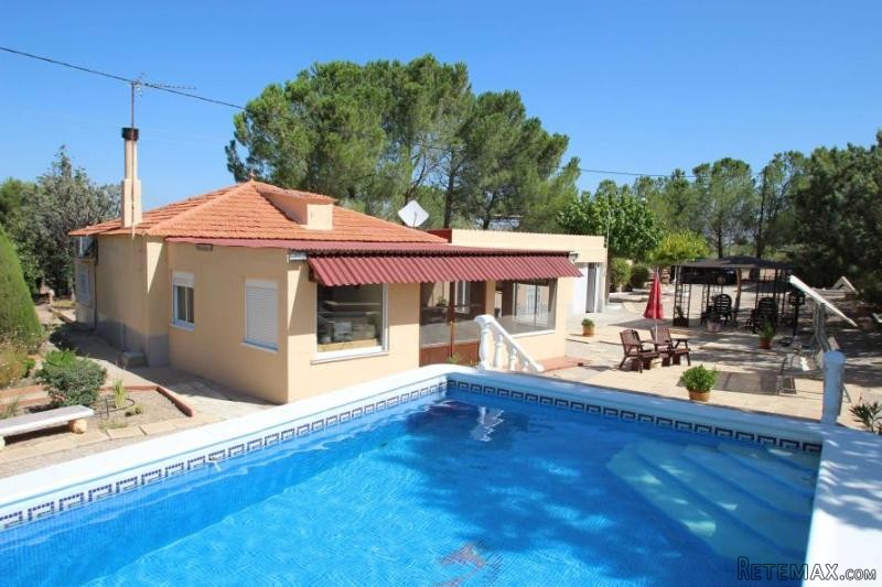 4 bedroom villa with pool in Villena..