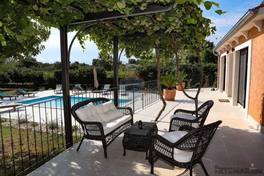 ROVINJ: Krasna vila s bazenom na velikom terenu - 5