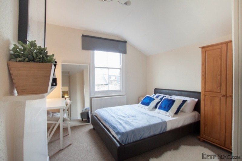 Single with double bed near East Putney..