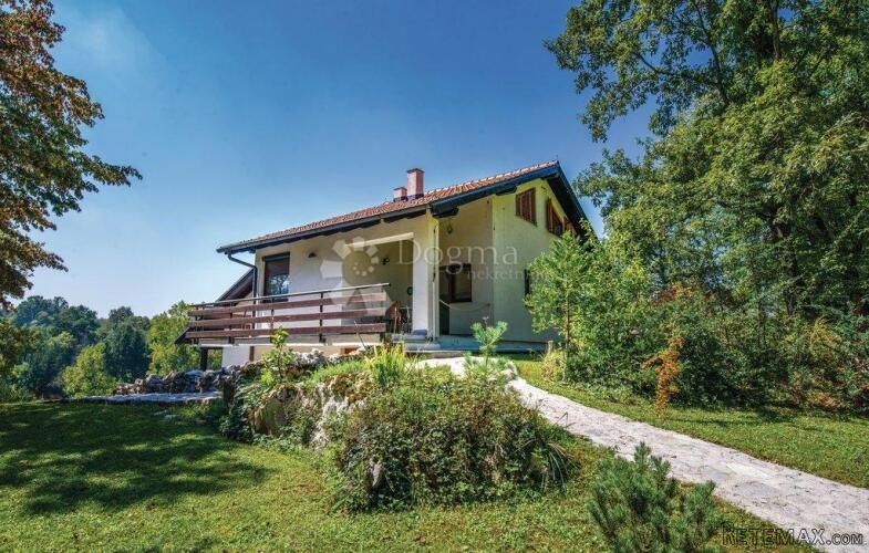 MREŽNICA - KUĆA BLIZU SLAPOVA UZ VELIKO ZEMLJIŠTE