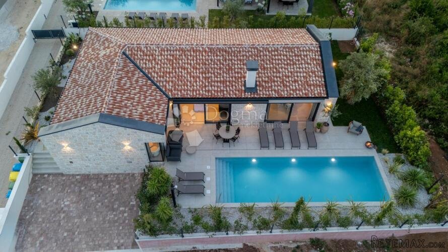 Potpuno opremljena vila s 3 spavaće sobe i bazenom – Poreč,
