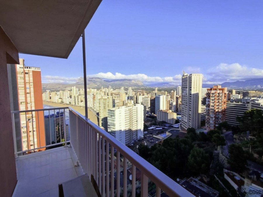 Apartamento de 1 dormitorios con armario empotrado y baño..