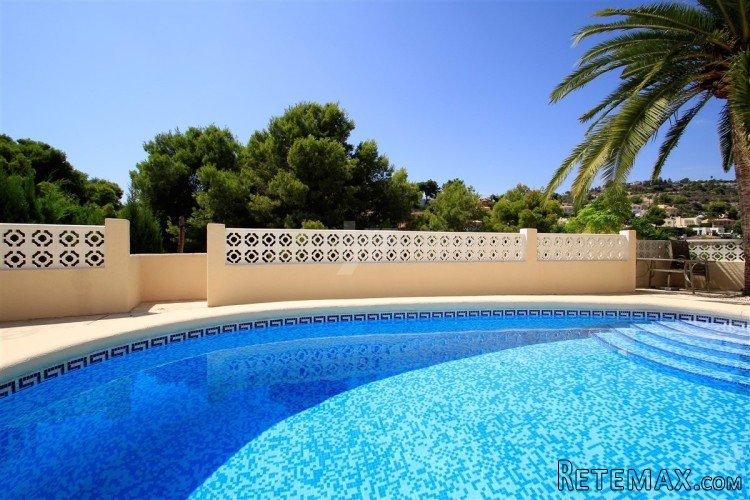 This well presented villa is distributed over two levels.. - 2