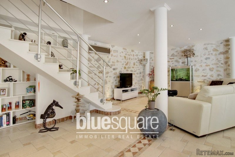 A unique duplex apartment in the heart..