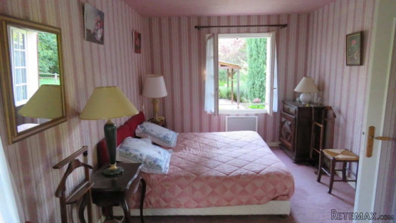 Stunning bungalow with lakes in 9 acres. - 2
