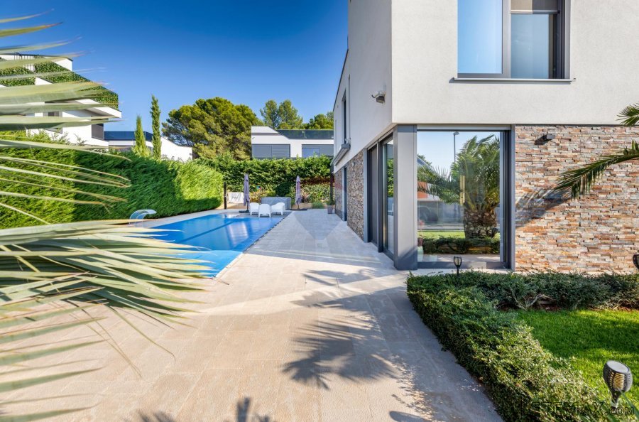 Istra, Fažana, moderna luksuzna villa 50m od mora