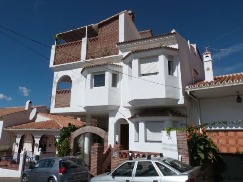 8 bedroom, 4 bathroom Townhouse, (build..