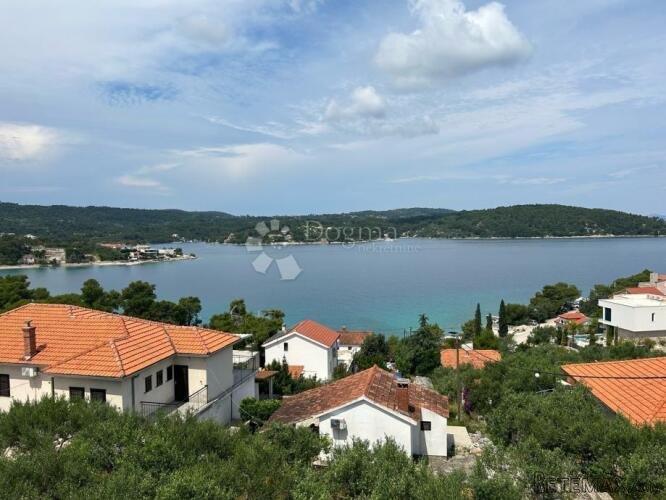 KUĆA NA ŠOLTI 100M OD MORA
