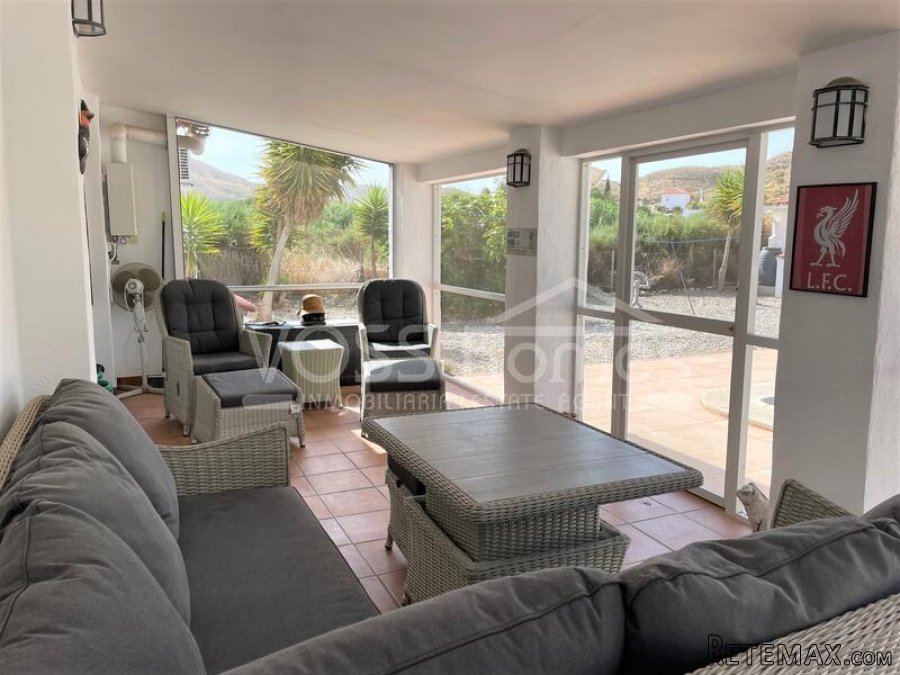 A spacious, modernised 3, bed, 2 bath villa of 131m2 with.. - 11