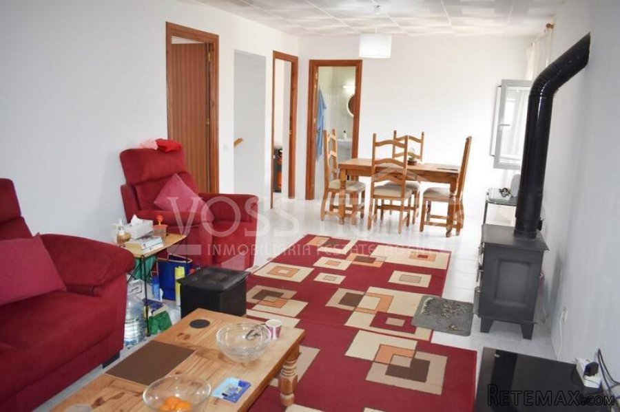 A spacious, light & airey, 3 / 4 bed, 1.5 bath semi.. - 2