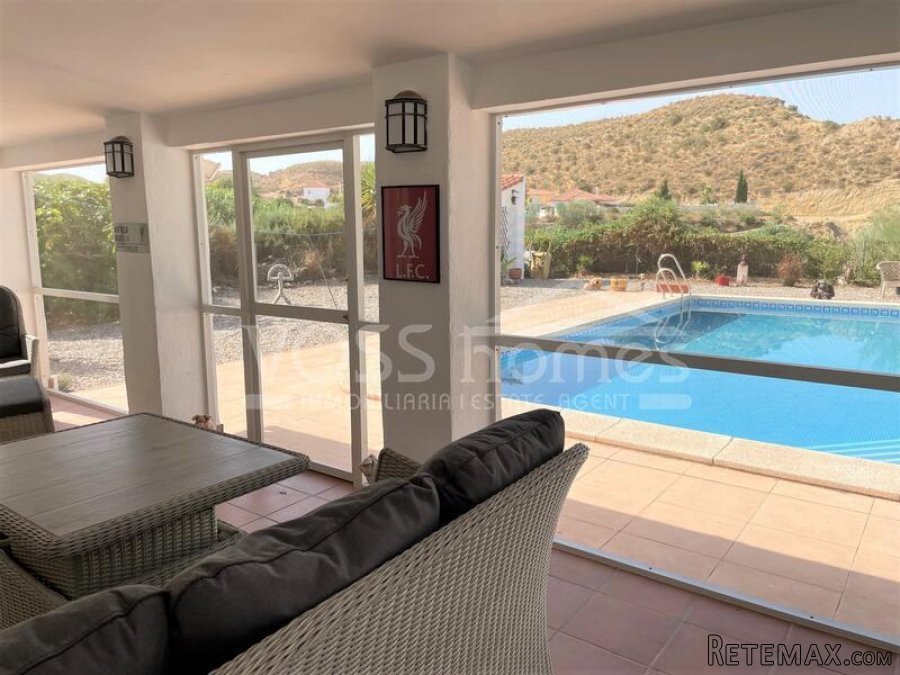 A spacious, modernised 3, bed, 2 bath villa of 131m2 with.. - 12