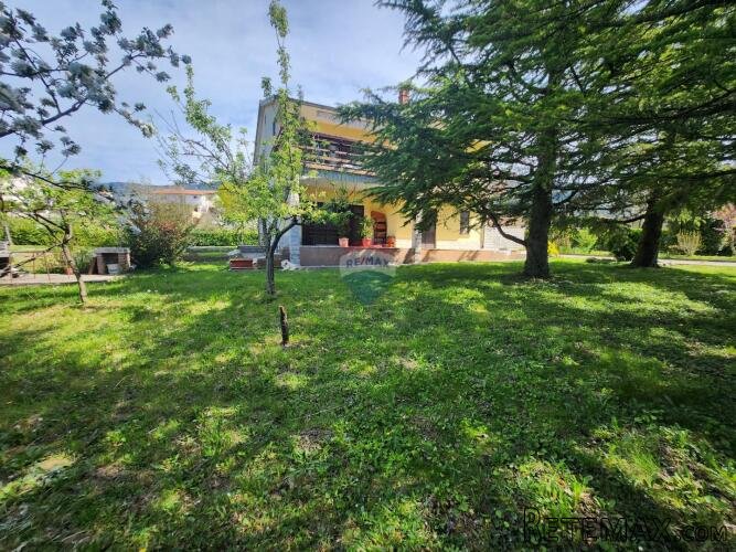 Istra, Buzet - kuća s 1549m2 okućnice - 2