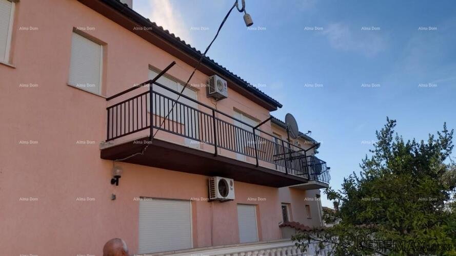 Prodaja, Ližnjan , kuća u nizu sa tri apartmana. - 2