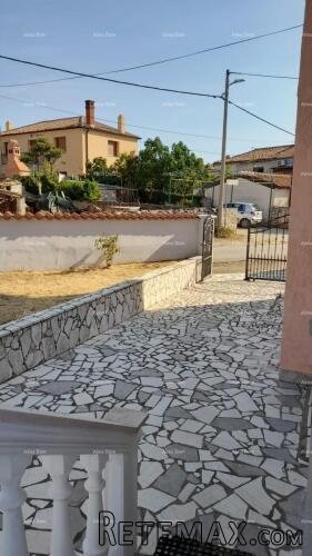 Prodaja, Ližnjan , kuća u nizu sa tri apartmana. - 3