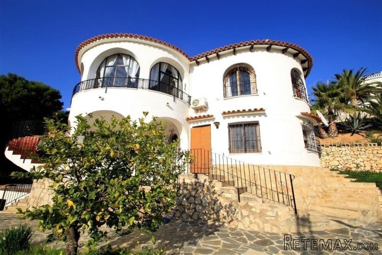 This well maintained villa, renovated in 2001, located in a.. - 3