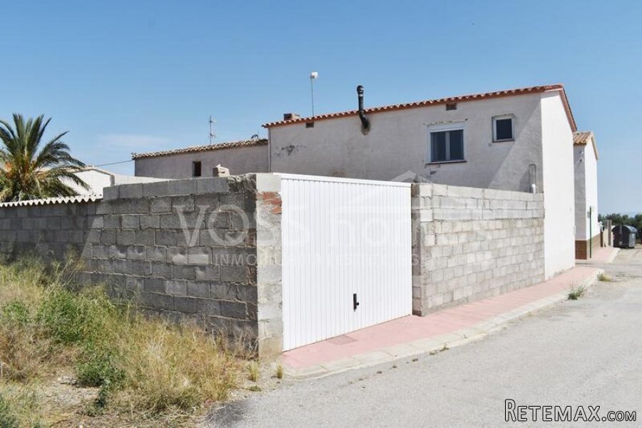 A spacious, light & airey, 3 / 4 bed, 1.5 bath semi.. - 4