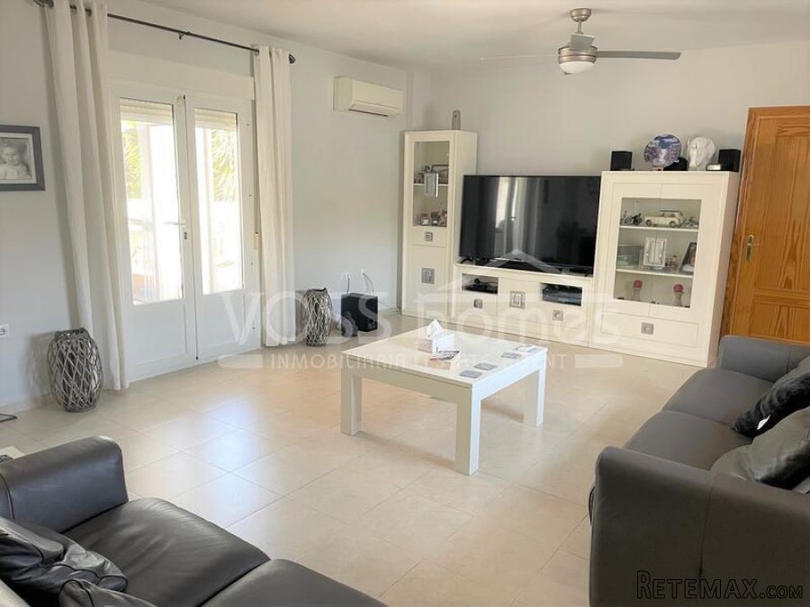 A spacious, modernised 3, bed, 2 bath villa of 131m2 with.. - 14