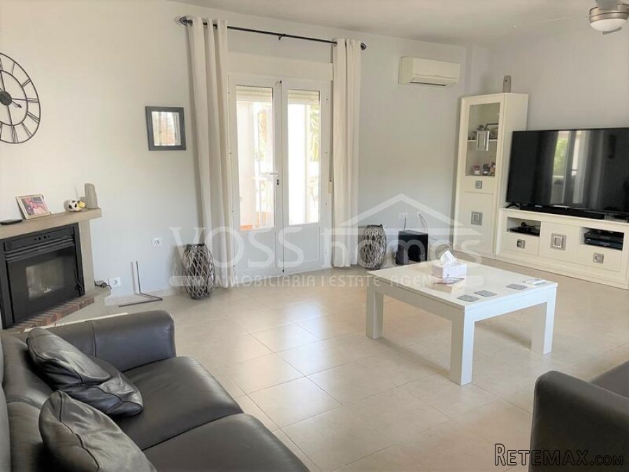 A spacious, modernised 3, bed, 2 bath villa of 131m2 with.. - 15
