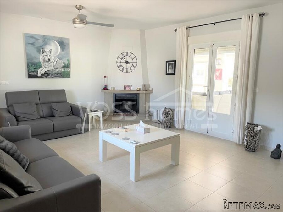 A spacious, modernised 3, bed, 2 bath villa of 131m2 with.. - 16