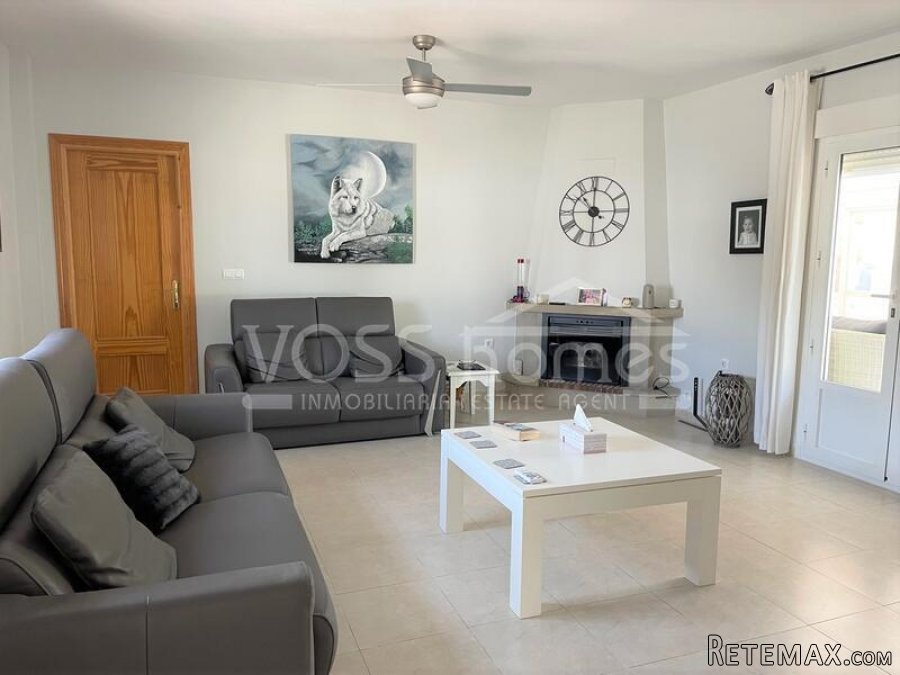 A spacious, modernised 3, bed, 2 bath villa of 131m2 with.. - 17